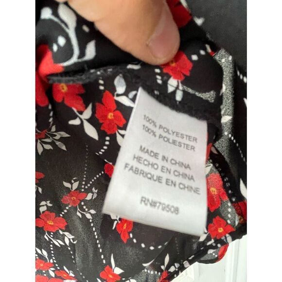 Violet and Claire black white and red floral blouse M - Picture 4 of 4